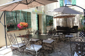 Гостиница Hôtel Le Clos des Pins  Сикс-Фур-Ле-Пляж